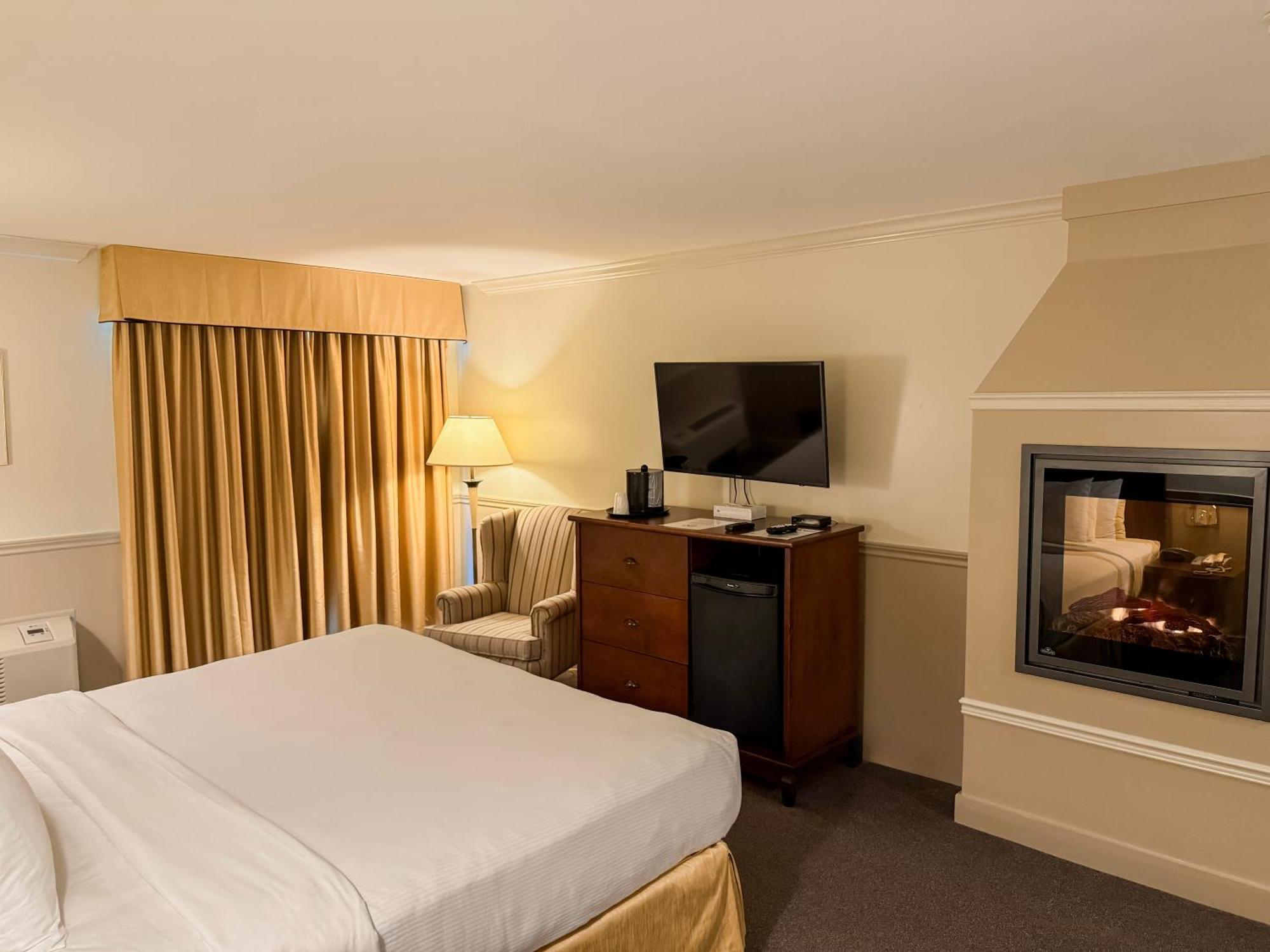 Inn On The Lake Fall River Экстерьер фото