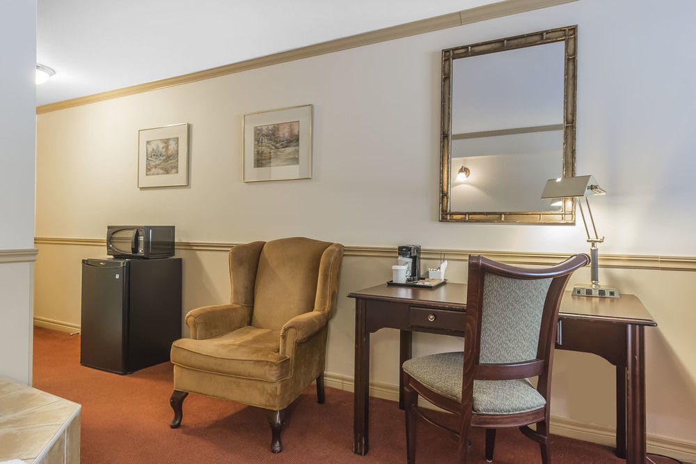 Inn On The Lake Fall River Экстерьер фото